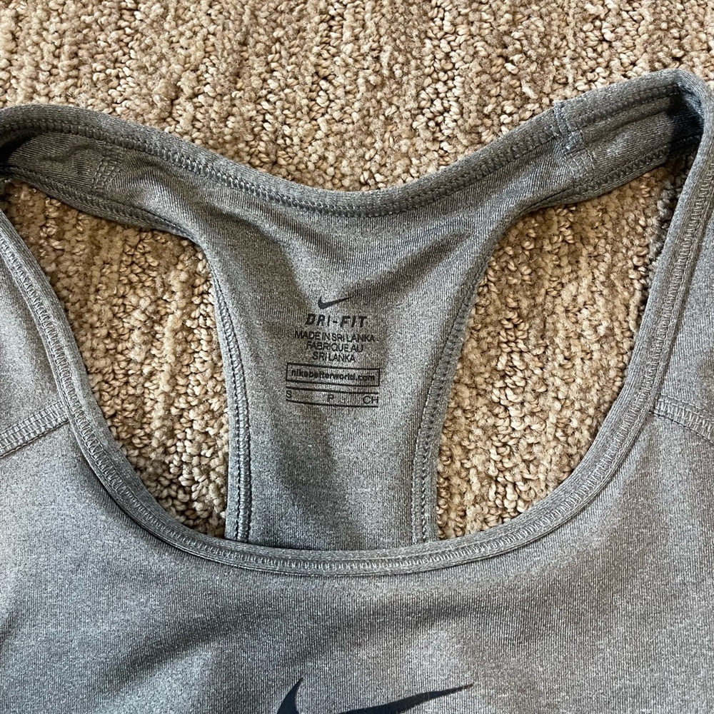 Nike Women’s Swoosh Light Support Non-Padded Sports Bra - Picture 2 of 3